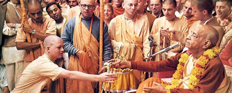 srila prabhupada giving initiation beads to his foreign disciple